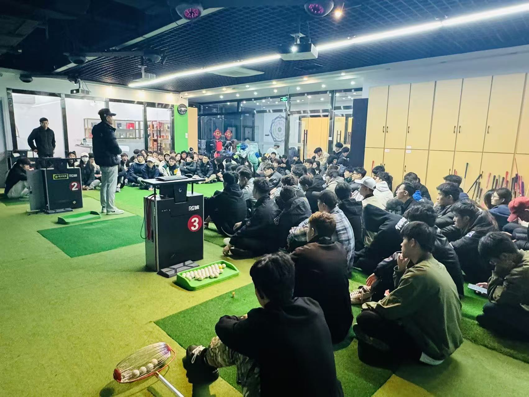 高校学生高尔夫实训课堂